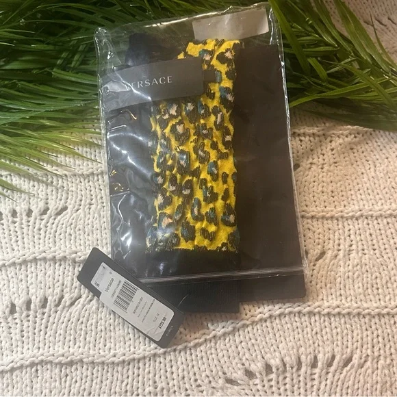 NWT Brand New Versace Leopard Jacquard Logo Crew Socks
Size : Medium - Picture 9 of 10